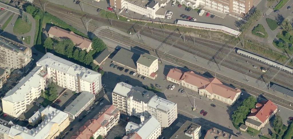 2018, Oulun Asematalo, Rautatienkatu 1a-1c 3.1.2 Rakennettu ympäristö Suunnittelualueen pohjoisosassa sijaitsee yksikerroksinen puurakenteinen asuinrakennus, jonka ensimmäiset piirustukset on päivätty vuonna 1884.