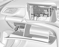 Oikealta ohjattavissa autoissa sulakerasia sijaitsee kannen takana käsinelokerossa. Avaa käsinelokero ja irrota kansi.
