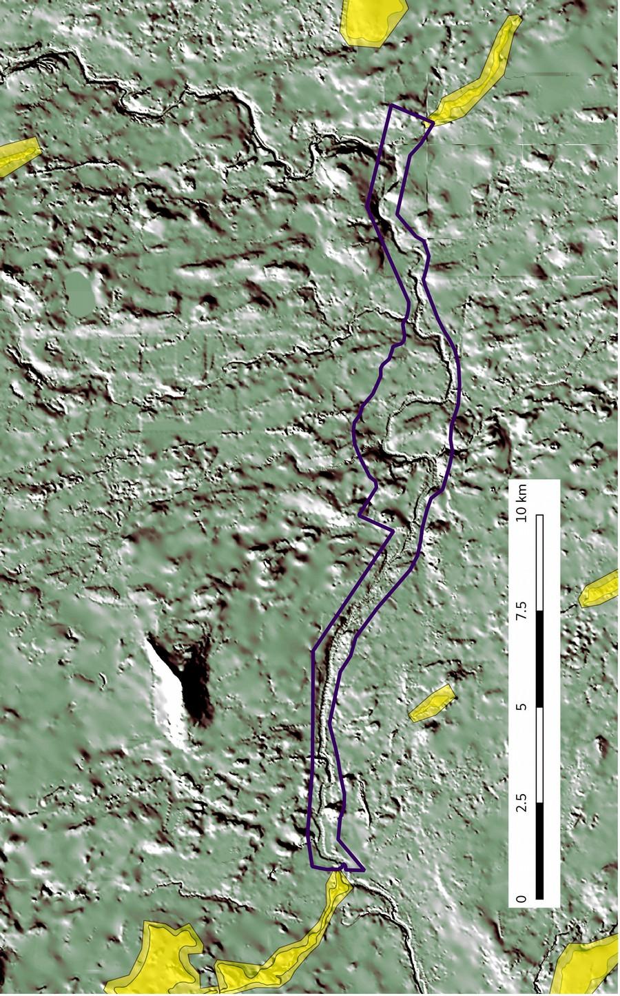 8 3. Maisema, topografia ja geologia Jokivarren maaperä on melko tasaista pohjamoreenia, joka on laajalti soistunutta. Kuivien kankaiden osuus on alle 60 %.