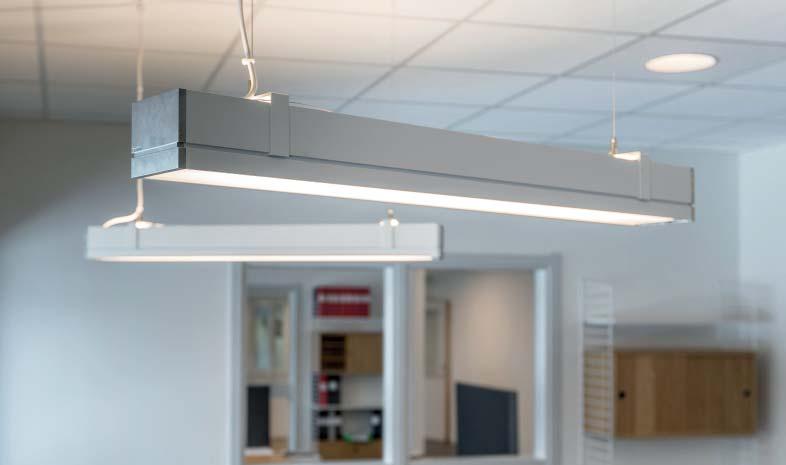 5 m liitosjohdolla. TeleLED Office on varustettu Dali liitäntälaitteella sekä vetokytkinhientimellä, joka ohjaa yläja alavaloa samanaikaisesti. Nopea veto kytkimestä sauttaa tai sytyttää valon.