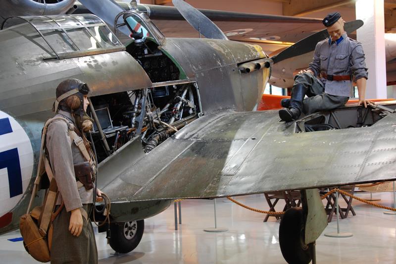 Dioraamat herättävät museon eloon Useissa ilmailumuseoissa koneet lentävät ilman ohjaajaa, vaikka todellisuudessa ohjaaja on ollut aina puikoissa.