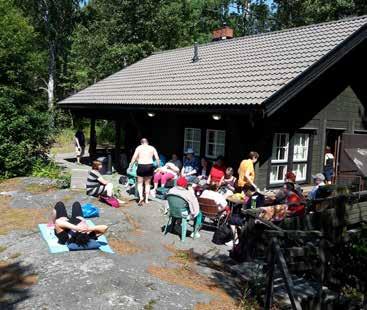 Sovittiin että naisille ja miehille on omat saunavuorot ja naiset saunoo ensin. Sovittiin myös mitä syödään, toiveet otettiin vastaan ja melkein kaikki myös toteutettiin.