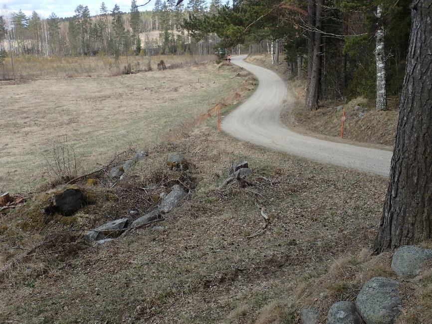 Asuinpaikka on rajattu näiden löytöjen sekä alueen topografian perusteella pitkänomaiseksi, noin 110 x 30 metrin kokoiseksi alueeksi. Koekuoppien sijaintia tien vasemmassa reunassa.