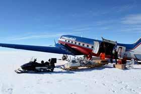 Seitsemän retkikunnan jäsentä lensi DROMLAN lentoyhteistyön puitteissa ALCI:n, Antarctic Logistic Center International, operoimalla Iljushin rahtikoneella Kapkaupungista Venäjän Novolazarevskaya