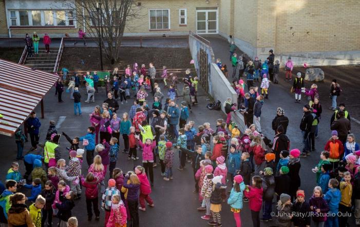 Koulu Luontainen kasvu- ja kehitysympäristö Vahva yhteisö Kohtaaminen Yhdessä yksilöinä Lapsi viettää paljon aikaa koulussa Kaikki käyvät koulua Haasteet tulevat ilmi Tuen ja avun järjestäminen