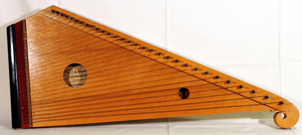 Pituus: Leveys: 906 mm 380 mm Korkeus: 75 mm Historia Kantele on saatu museolle lahjoituksena vuonna 1931. Sisäpohjan etiketin mukaan kantele on valmistettu Helsingissä J. E.