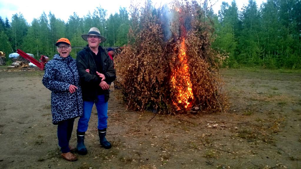 Vaarankylän juhannus Edellinen vuosikokous käsitelessään tämän vuoden toimintasuunnitelman kohtaa juhlat, iltamat, muut tilaisuudet päätti järjestää kyläläisille ja kylän vieraille juhannusjuhlat