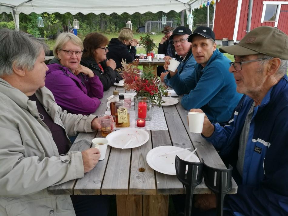 Ensi vuonna saamme juhlaan järjestettyä ohjelmallista menoa ja ehkä ilotulitustakin kaiken muun liajan elämänmeno muutti vähitellen talon käyttötarsäksi.uuden Se jäänee nähtäväksi. koitusta.