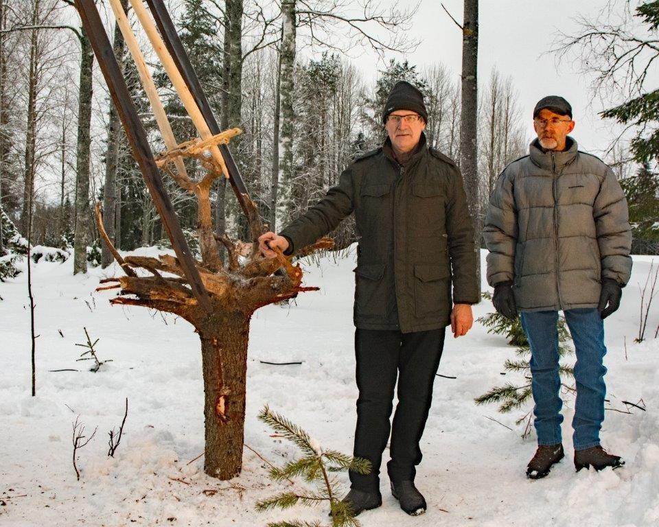 Suksen teko päättyi vuonna 1972 suksiverstaan tulipaloon. Ahon pojista Fredrik Heikkinen jatkoi suksien valmistusta aina 1980-luvulle saakka verstaassaan Paltamon kirkonkylällä.