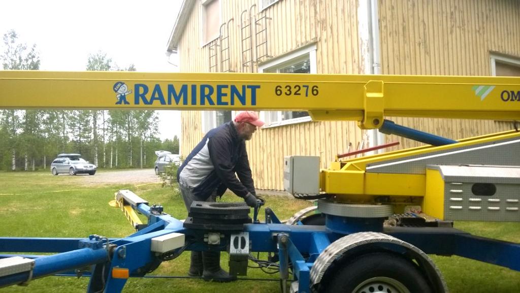 Siitäkin selvittiin ja laitteet saatiin perille toisen päivän puolella. Laitteita kytkettiin ja huollettiin vielä seuraavanakin päivänä.