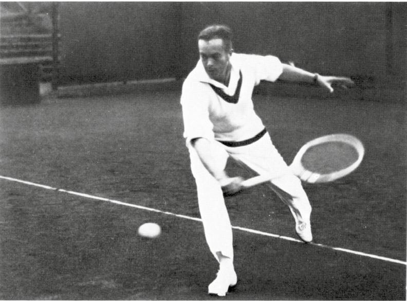 Arne Grahn oli moninkertainen tennismestarimme Urheilumielessä Arne Grahnin oma suuri rakkaus oli tennis, jossa hän oli maan selvästi paras pelaaja 1920-1930-luvuilla.