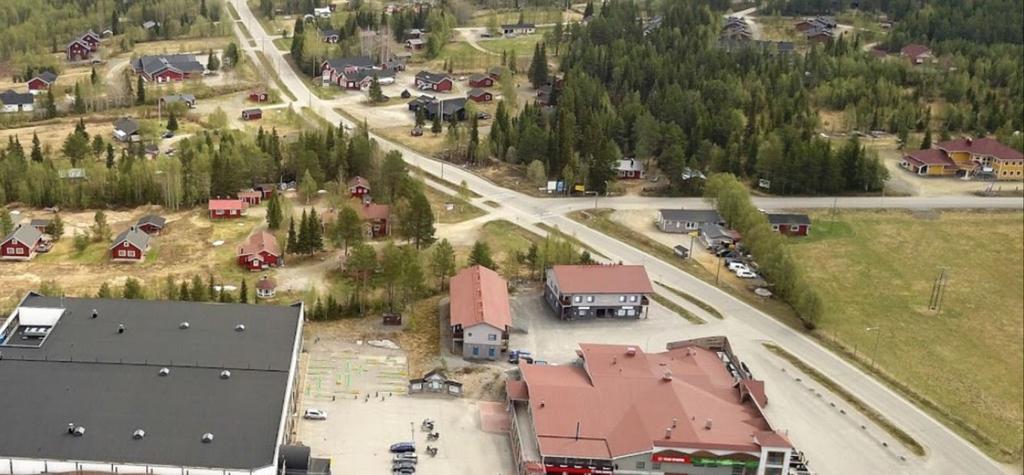 6(11) 1 Viistokuvapari Ote Osmo Lampisen kesällä