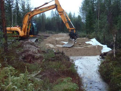 Kuvat 11-12. Syöpyneen metsäojan täyttö Nokipurolla Talkootyönä tehdyt purokunnostukset ovat raportin kohdassa 5. 3.