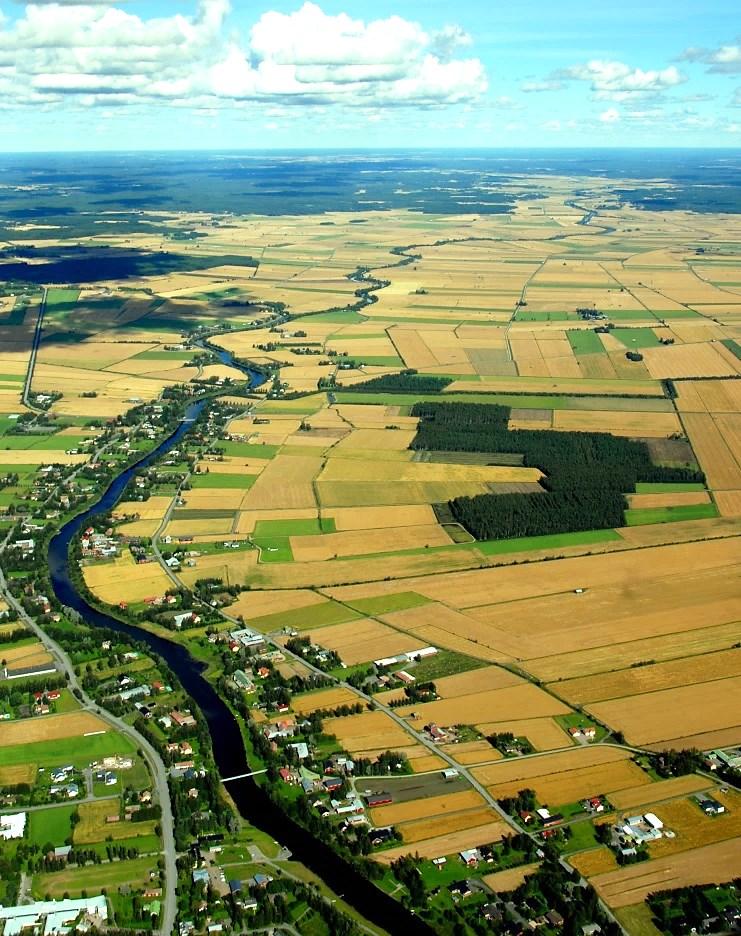 Kyrönjoki Kyrönjoen pääuoma on tyypiltään suurten turvemaiden joki. Vesistöalueen pudotuskorkeus Seinäjärvestä Pohjanlahteen on pieni ja jokiuoman kaltevuus kauttaaltaan vähäistä.
