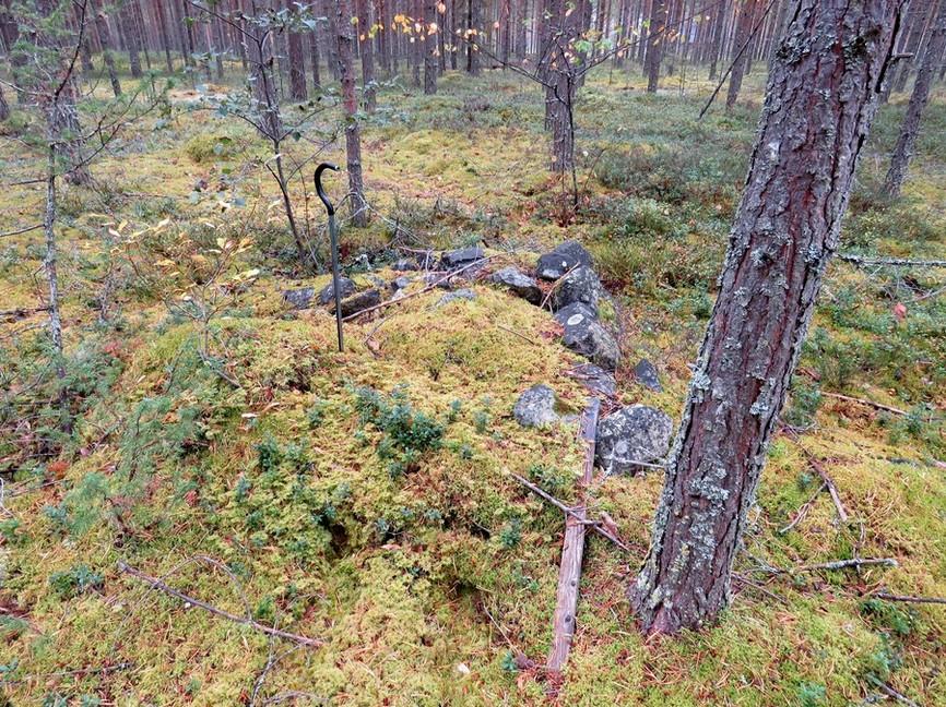 26 Kuvaus: Paikalla on uunin jänteet, jonka ulkoreunan suorakulmainen muoto on vielä melko hyvin säilynyt, mitat 2,3 x 2,2 m, näkyvissä oleva korkeus n. 0,5-0,6 m. Holvi ja suuaukko ovat sortuneet.