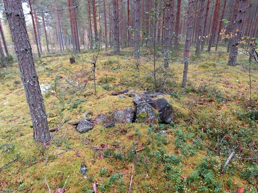 Uunin ympärillä on 20-30 cm paksu maa-/humuskerros, jonka alta löytyi nokinen tasainen hiesukerros, sen laajuutta ei pystytty selvittämään. Uunin eteläpuolella on matala, n.
