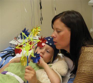 Hyperventilaatio (HV) = syväänhengittäminen Hapen määrä veressä nousee ja hiilidioksidin määrä laskee. Muutos aiheuttaa normaalisti EEG:hen hidasaaltovasteen. Voimakkain n. 10-v lapsilla.