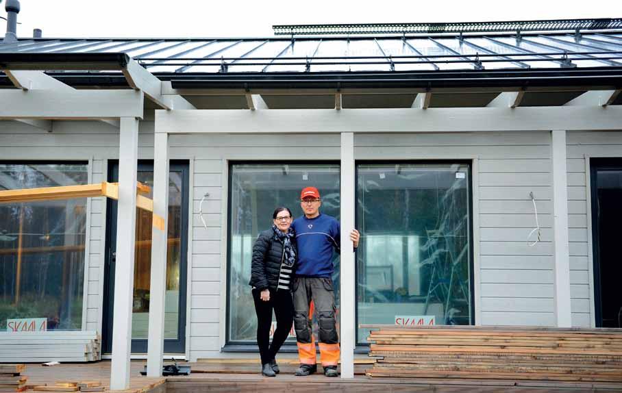 Anne Hasun ja Paavo Hakkaraisen uuden kodin iso 35 neliön terassi avautuu ilta-auringon suuntaan.