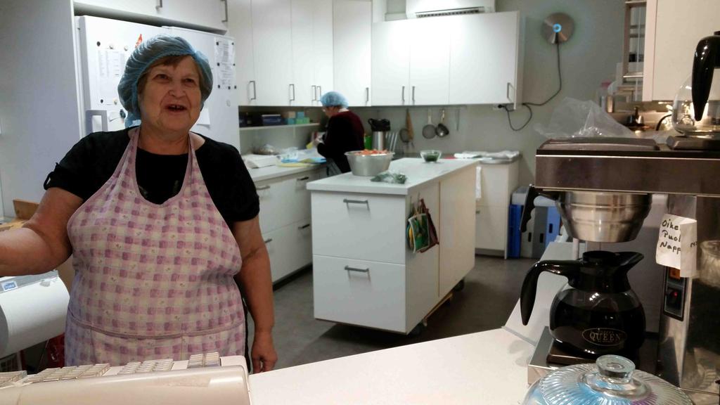 Keittiön ahertaja Ahkera ahertaja Kirsti Voutilainen Suomituvan keittiössä Kirsti Voutilainen on ottanut vastuun keittiön hyvinvoinnista. Hän hankkii ruokatarvikkeet ja jakaa keittiövuorot.