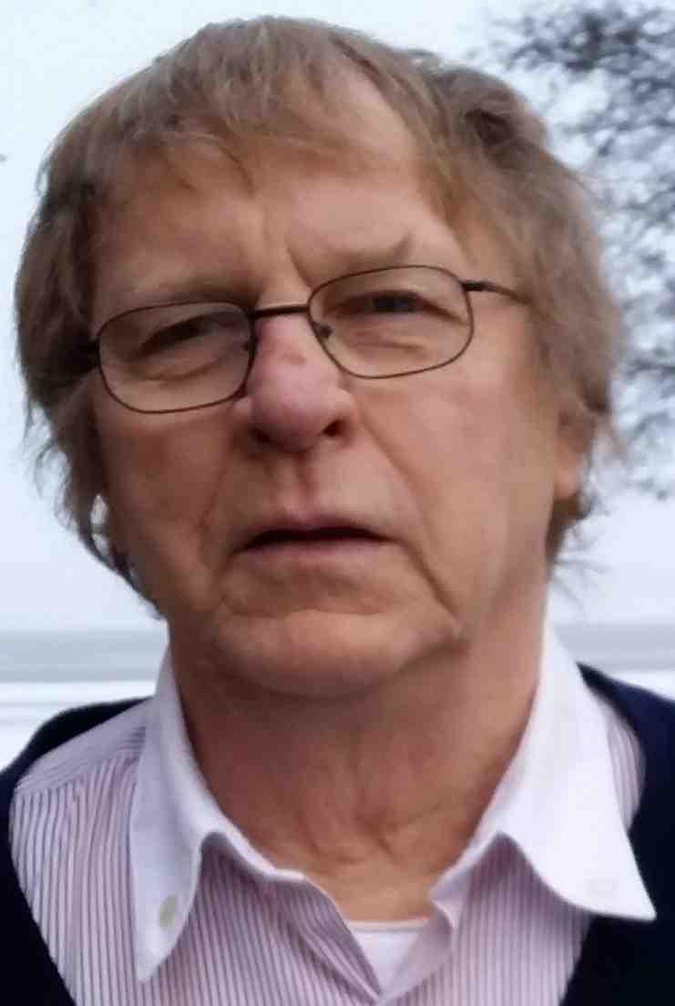 yhteisluku on mielenkiintoista. Vuokko Hellgren, lukee ahkerasti valitsemiaan kirjoja, joita hän metsästää kirjaston pitkistä hyllyistä.