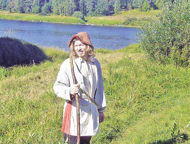 Meijän kezä gu kukku, kudual on lyhyt igä. Joga heinäine kukkiu, kazvau muarjaine joga. On meijän mečis muarjua, must'oidu, buolua, muudu. Miksebo minä ainos mustelen loittostu suodu.