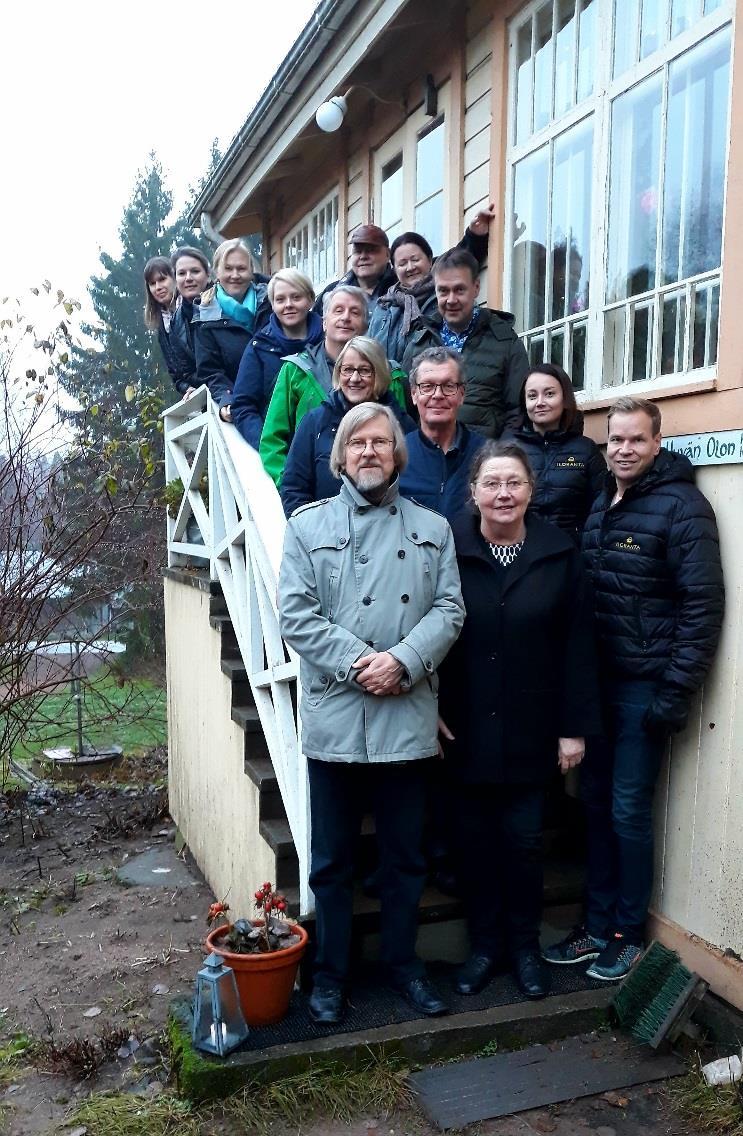 Sijainti vanhassa puutalossa, jossa alakerrassa kokoustila/sali ja ruokailutilat, kauppa. Yläkerrassa joogasali ja majoitusta.