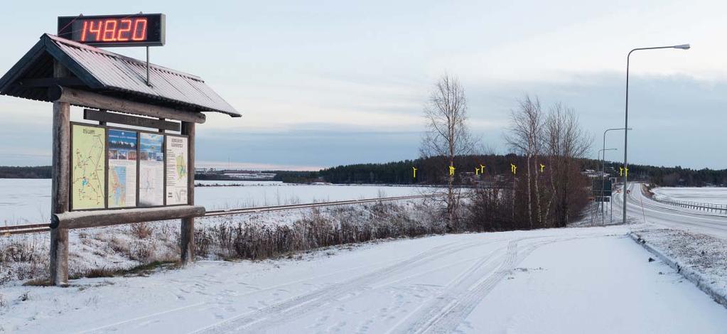 suuntaan. Tuulivoimalat jäävät maaston ja metsän taakse. Etäisyys hankealueelle on noin 18 km.