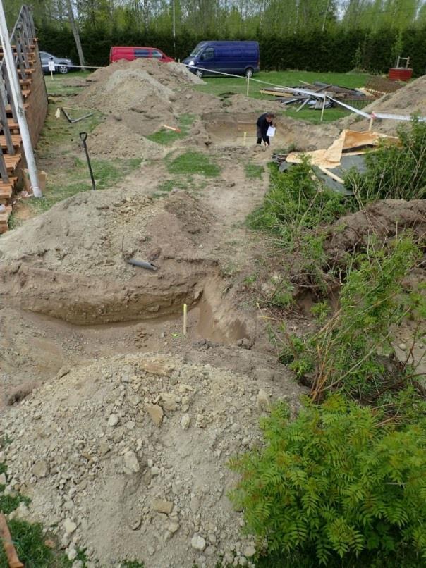 Rakennuksen palojätteet on tasattu, ja sen jälkeen niiden päälle on tuotu täyttömaata, jonka paksuus on suurimmillaan noin metri.