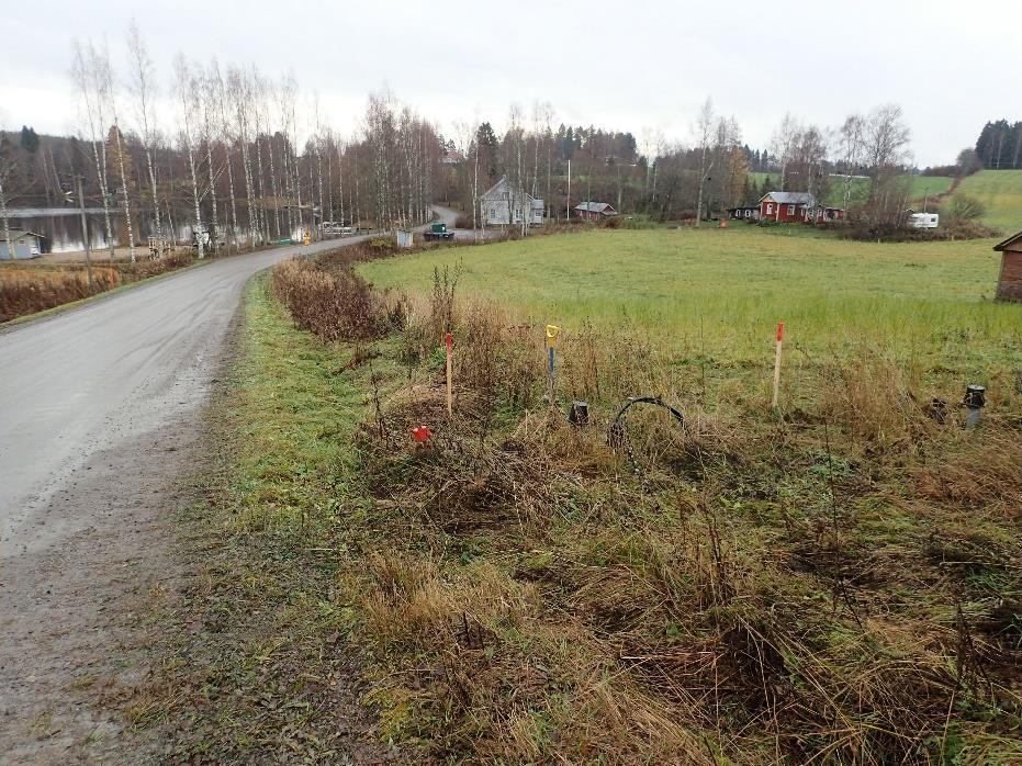 kohti kapenevalla kauhalla, jolloin ojan pohjan leveydeksi tuli noin 40 cm. Maakaapelin tavoitesyvyys oli 70 cm. Käytännössä kaapeliojan syvyys vaihteli 70 ja 100 cm:n välillä.