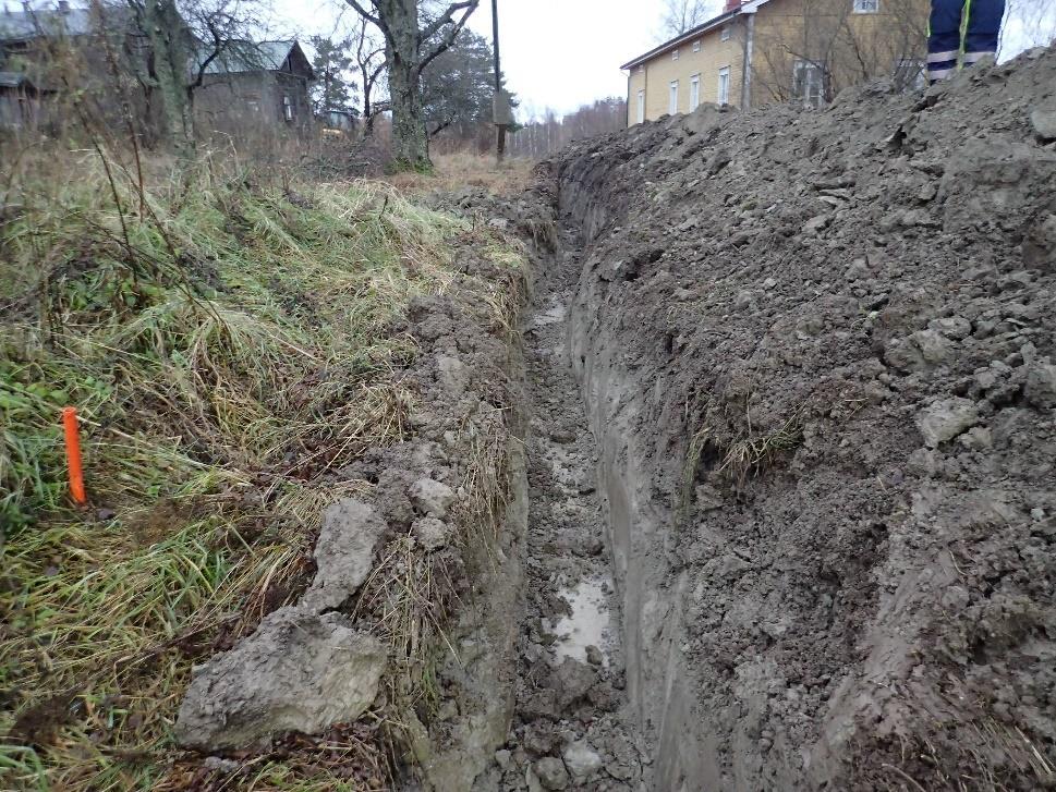 paloja. Lyhin valvottu kaapelioja. Koilliseen. Pisin yhtenäinen valvotun kaapeliojan osuus sijoittui muinaisjäännösalueen länsilaitaan, Pitkäjärventien itäpuolelle ja tien suuntaisesti.