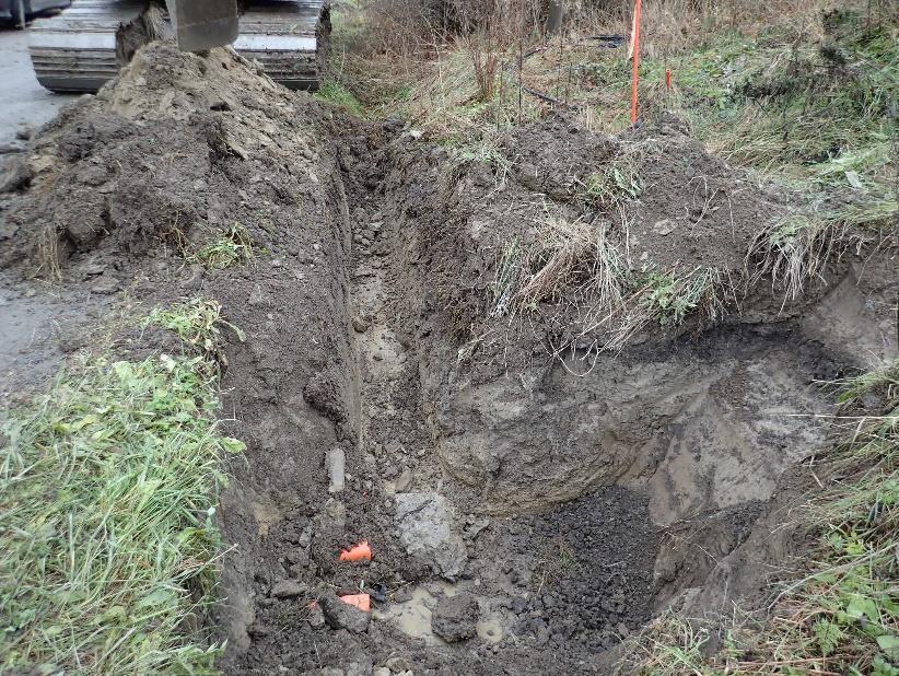 8 15 cm paksu pellon muokkauskerros. Maanpinta tumman kerroksen kohdalla vietti länteen, eli kohti tieojaa. Tumma kerros puolestaan ei laskenut kohti länttä yhtä jyrkästi kuin maanpinta.