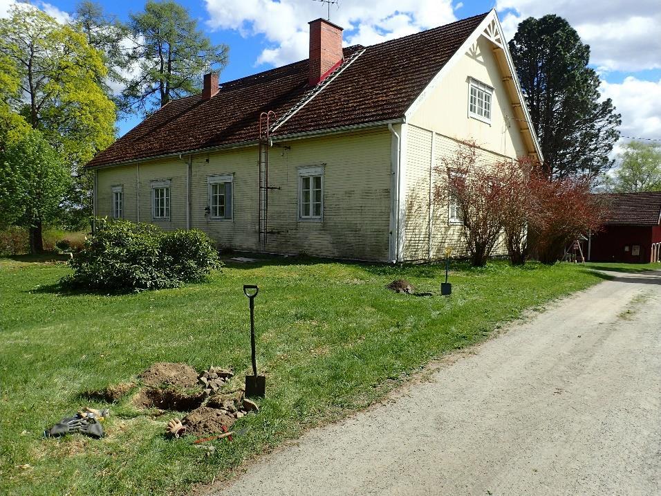 10 Musta lapio koekuopan 15 kohdalla (etualalla), sininen lapio koekuopan 16 kohdalla. Taustalla Mattilan päärakennus. Kaakkoon.