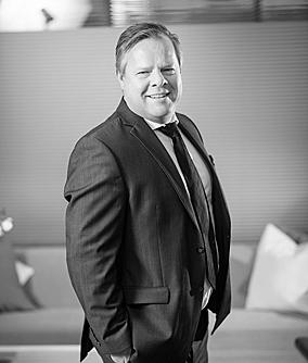 Ei kuvassa Tiina Olkkonen Tiina osallistuu johtoryhmän työskentelyyn viestinnän ulkopuolisena asiantuntijana. John Floyd John on Icare USA Inc:in toimitusjohtaja.