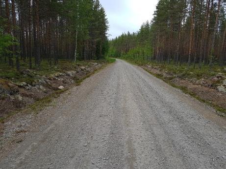 240 m (Peittämätön murskeseos: kalliomurske 0-16 mm + tuhka 15 p-%) - Erittäin vankka kaksikaistainen tie - Hyvässä