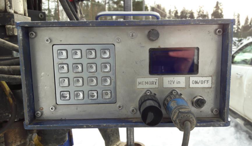 31 Kuva 28. Vantaan kaupungin sähköinen siipikaira GM 4W. Siipikaira kiinnitetään kairauskoneeseen siipikairaustelineeseen. Siipikairatanko kiinnittyy kuulapuristimella kiinni siipikairauslaitteeseen.