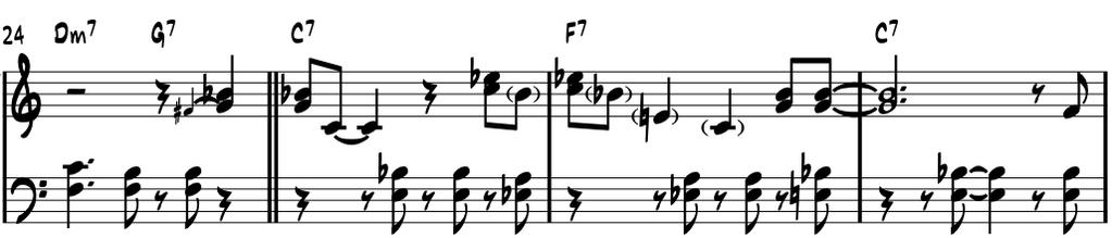 Hän soittaa idean ensin C7sointuun, jonka jälkeen siirtää sen F7-soinnulle toiseen sävellajiin. Tahdissa 26 hän siirtää idean alkuperäiseen sävellajiin. (Esimerkki 11) Esimerkki 11.