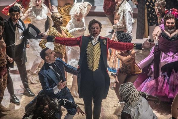 C Moren marraskuun kärjet ELOKUVAT: The Greatest Showman, A Bad Moms Christmas, Kaikenkattava kauneus SARJAT: Onnela, Metsästäjät, Totuus Harry Quebertin tapauksesta, UnReal LAPSILLE: Ferninand,