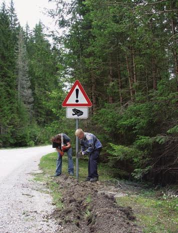 Ko dvoživke nenadoma izginejo ali pa se njihovo število opazno in neprekinjeno zmanjšuje, je to opozorilni znak, da se razmere v okolju slabšajo, tudi ko drugih sprememb še ni zaznati.