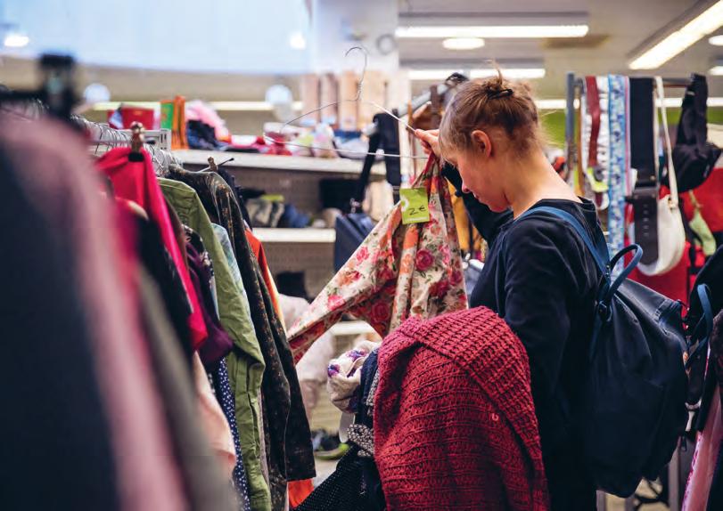 MYYMÄLÄT MYYMÄLÄSSÄMME OLET ENEMMÄN KUIN KULUTTAJA Yli 90 prosenttia suosittelisi Kierrätyskeskusta tuttavilleen (asiakaskysely 2016) Kierrätyskeskuksen myymälät ja verkkokauppa myyvät ja jakavat