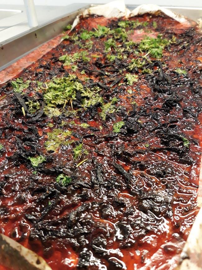 0,140 kg voi 0,120 kg vehnäjauho 2,000 l maito 0,600 kg pinaatti, pakaste 0,600 kg juustoraaste 0,700 kg lasagnelevy Maitokastike: Sulata voi, lisää jauhot ja sekoita.