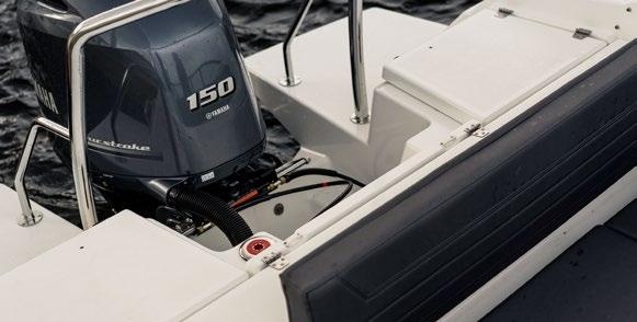 1 390 ) Ankkuriboksit perässä ja keulassa Kuomukotelo Kiinteä väliovi Lepuuttajan kiinnikkeitä Polttoainetankki, kiinteä, 160 l Hansikaslokero Satamapeite Hydraulinen ohjaus Mukiteline
