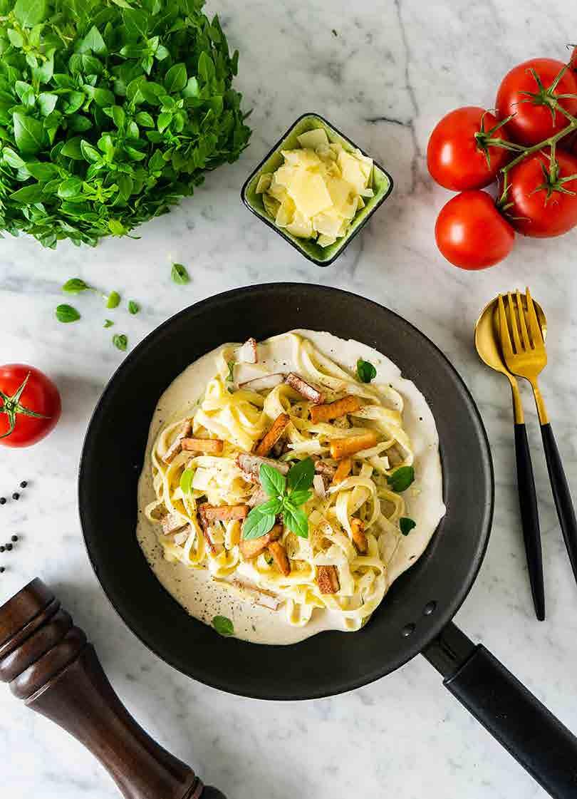 PASTA "CARBONARA" KERMAINEN KLASSIKKOPASTA SAVUTOFULLA (10-15 MIN / 2-3 ANNOSTA) 1 pkt Jalotofu Kylmäsavu 1 pkt kaurakermaa, pippurin tai sipulin makuista (250 ml) 1 dl parmesan (kasvipohjainen)