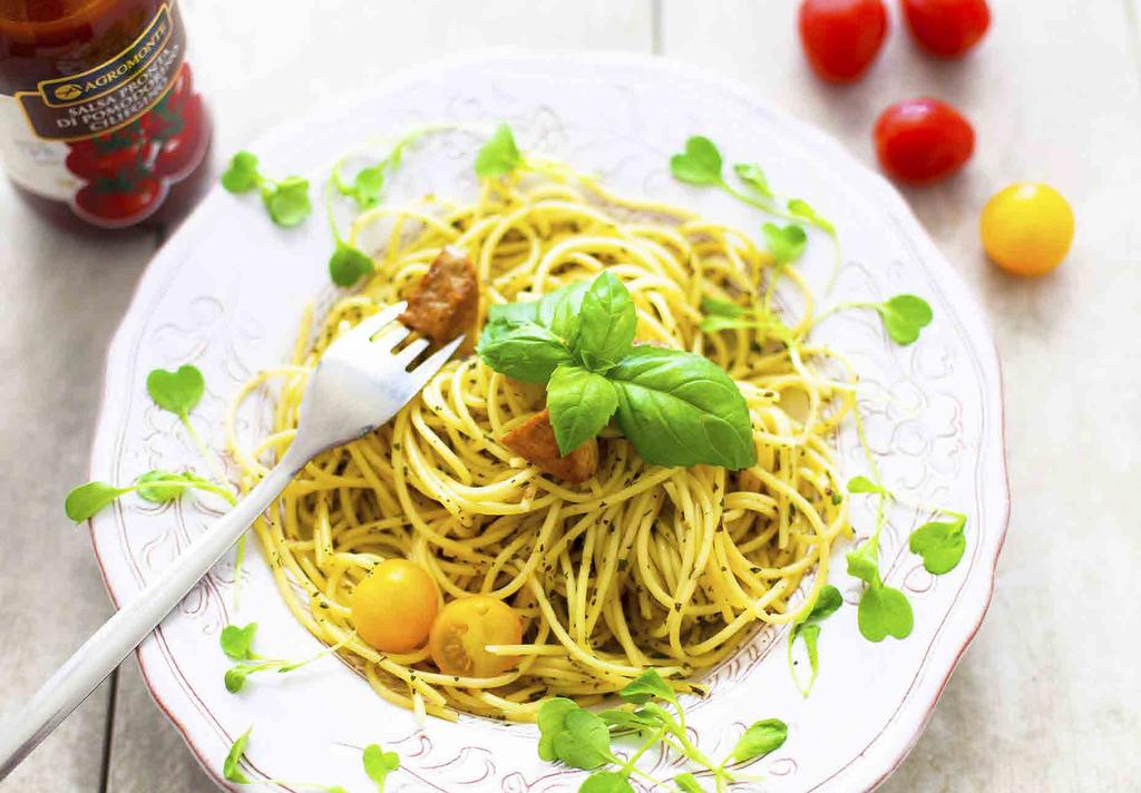 ARJEN PELASTAJA PESTOPASTA KYLMÄSAVUTOFULLA (3-4 ANNOSTA) 1 pkt Jalotofu Kylmäsavu tai Marinoitu 300-400 g spagettia/tagliatellea ½ - 3/4 dl pestokastiketta 1 rasia kirsikkatomaatteja ½ tl suolaa