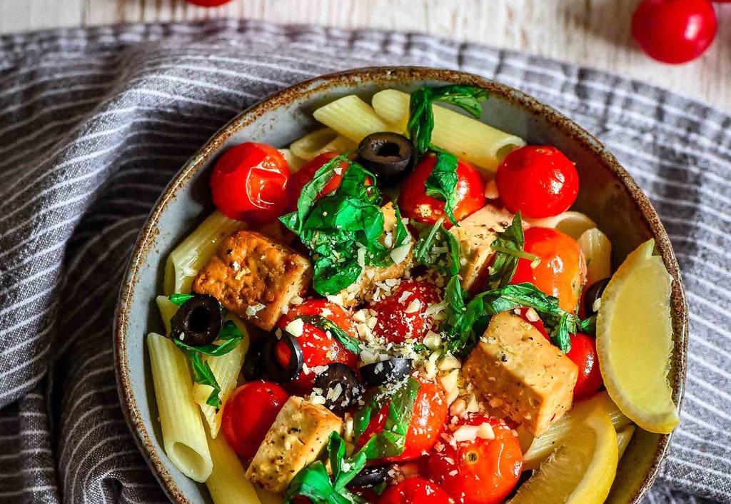 ANNA UUNIN HOITAA -PASTA PAAHDETTU TOFU-TOMAATTIPASTA (2-4 ANNOSTA) 1 pkt Jalotofu Marinoitu 2 rasiaa kirsikkatomaatteja (2 x 250g) merisuolahiutaleita valkosipulia myllystä (tai jauhetta)