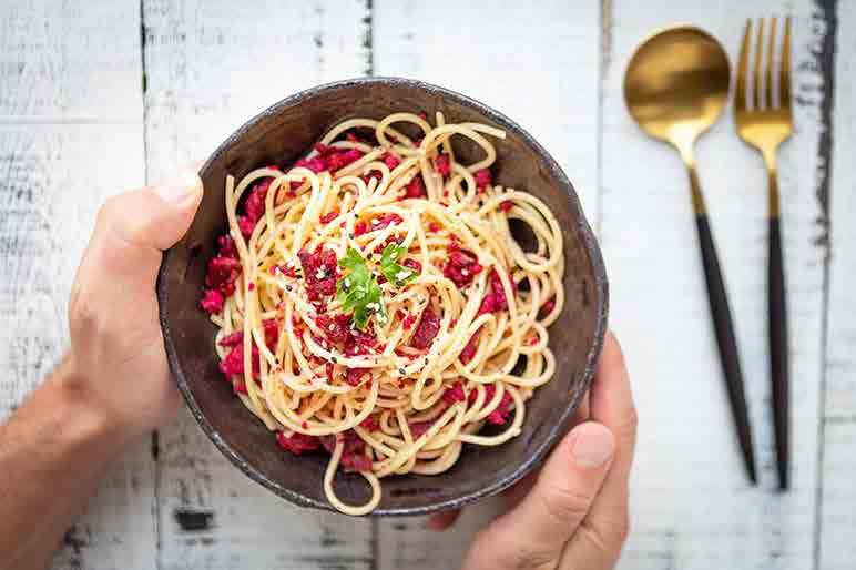 VEGESTRÖM PUNAJUURITOFU -PASTA Visuaalisuutta ja värikästä piristystä kaipaavalle sopii täydellisesti tämä Jalotofu Vegeström-pihvin