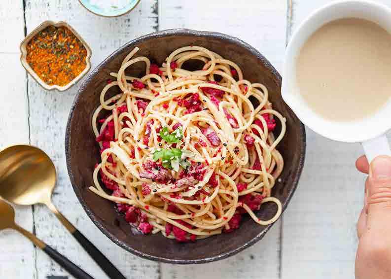 AINEKSET 2:lle ½ pkt Jalotofu Vegeström (125g) 50-200g spagettia 1 prk maustettua kaurakermaa (2,5dl) esim Kaslink Sipuli 2 rkl öljyä