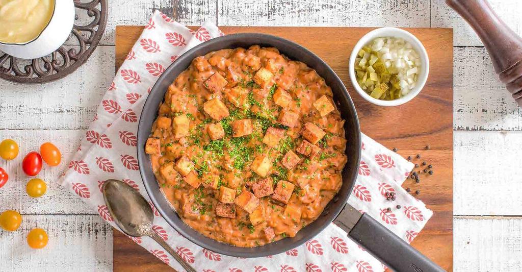 KOTIRUOKA GOES VEGE NAKKIKASTIKE TOFULLA JA PERUNAMUUSSILLA (4 ANNOSTA) Muussi 1 kg jauhoisia perunoita 2 prk kaurakermaa 4 rkl margariinia suolaa Kastike 2 pkt Jalotofu Kylmäsavu 1 sipuli 2