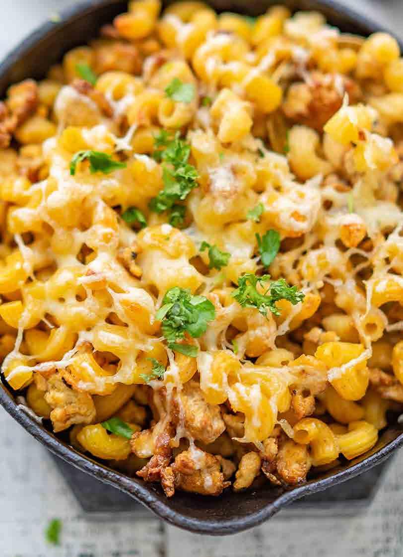 AINEKSET (10-15 MIN / 2-3 ANNOSTA) 1 pkt Jalotofu Marinoitu tai Kylmäsavu 1 iso sipuli 2 valkosipulinkynttä 2 rkl öljyä 2 rkl soijakastiketta 400g gluteenitonta makaronia (esim.