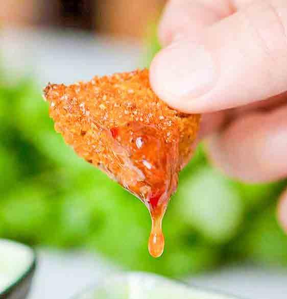 currymangomajoneesi sweet&sour-kastike srirachamajoneesi hummus Kasta hyvin pintakuivattu ja kuutioitu tofu öljyyn ja pyörittele kevyesti* mausteseoksessa.
