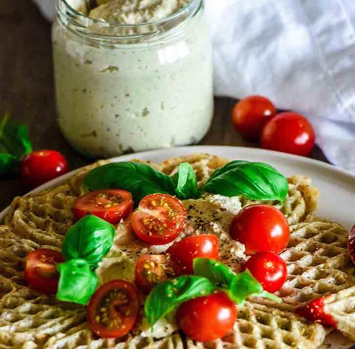 seesaminsiemeniä PAKSUT PIZZAVOHVELIT FEAT JALOTOFU-RICOTTA Pintakuivaa tofu. Revi tofu paloiksi ja laita se muiden ainesten kanssa vettä lukuun ottamatta blenderiin tai monitoimikoneeseen.